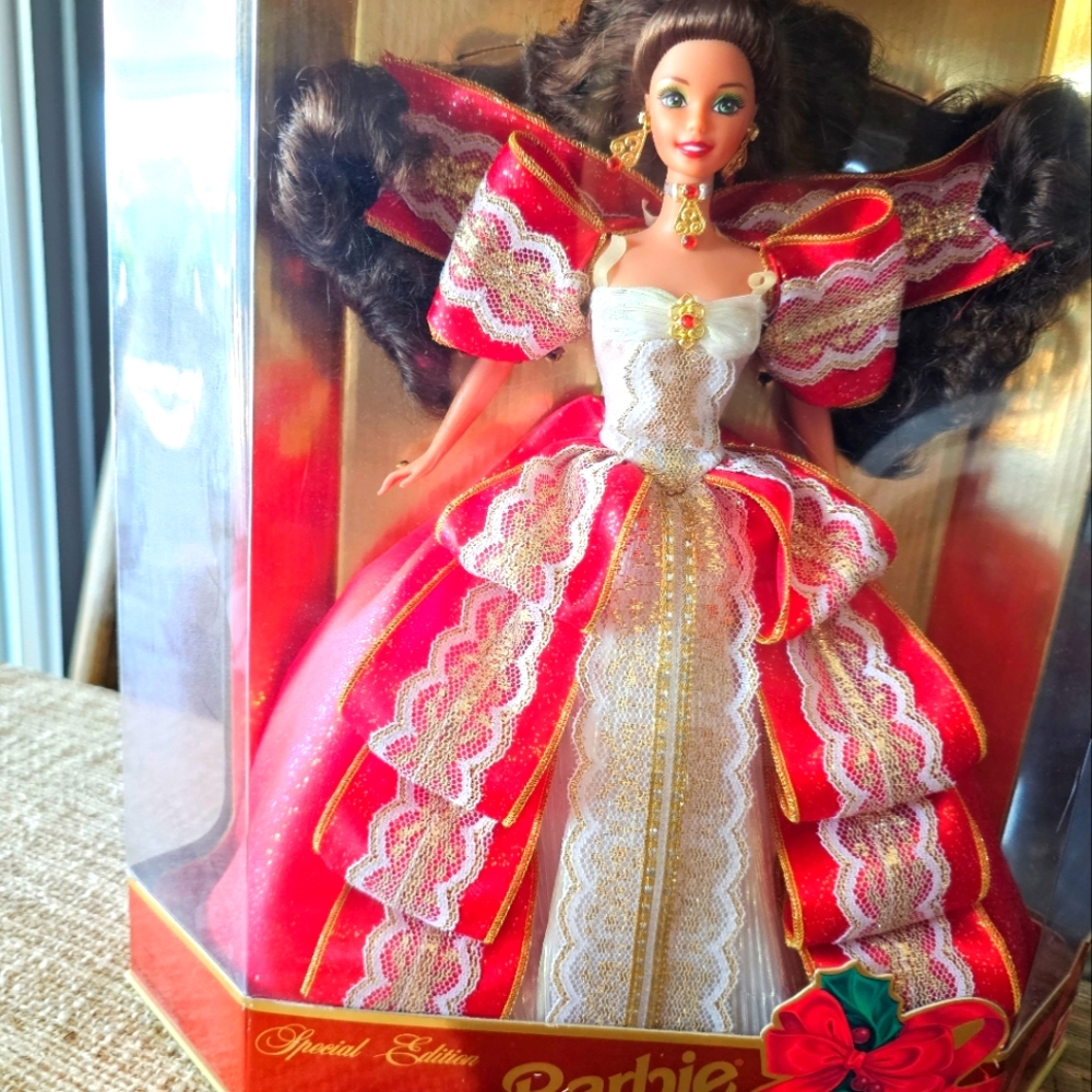 BARBIEVint.rare find 1997 Holiday Barbie- Green Eyes w/ misprint box 1997 Mattel